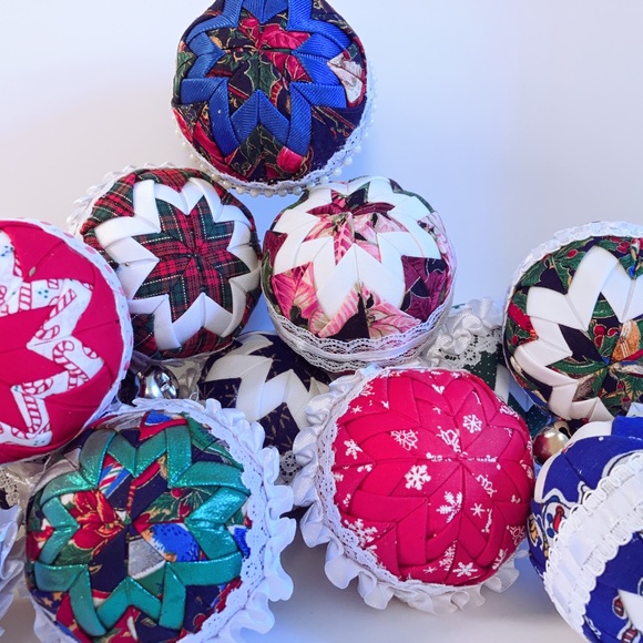 14 HANDMADE TEXTILE FOLDED Quilted HOLIDAY RIBBON CHRISTMAS ORNAMENT BALLS - Picture 9 of 9
